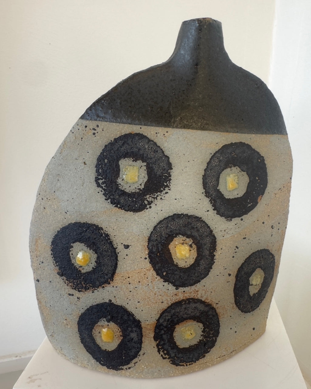 Black Circles, Yellow Dots VK010